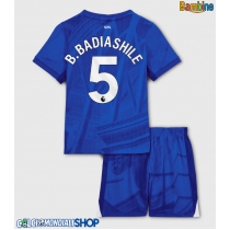 Maglie da calcio Chelsea Benoit Badiashile #5 Prima Maglia Bambino 2025-26 Manica Corta + Pantaloni corti)